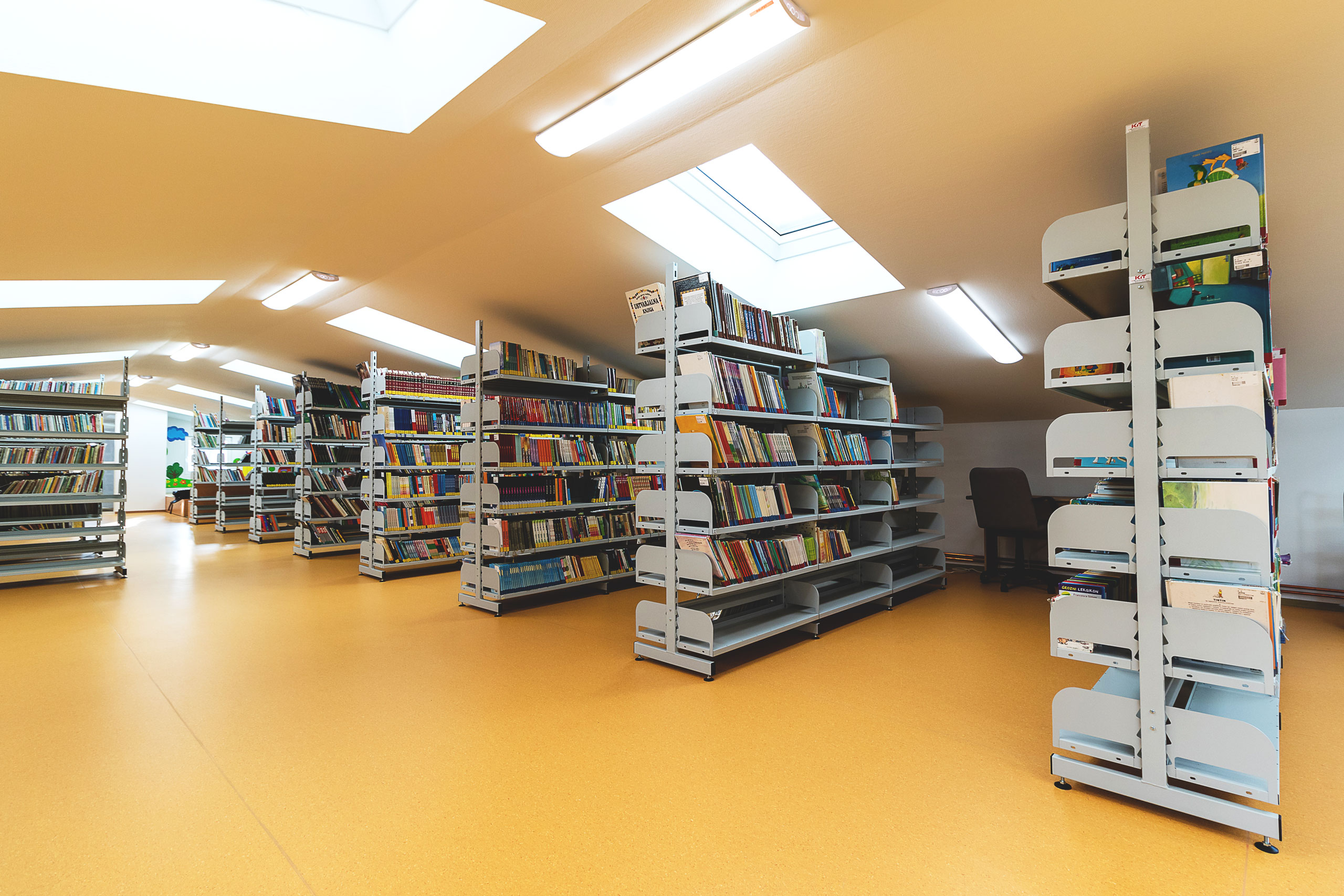 Knjižnji regali podjetja KIT-Žižki